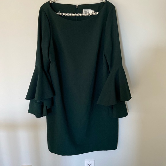 Forest green dress with stylish flared sleeves. - Picture 3 of 5